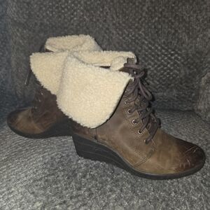 Women’s UGG Brown Wedge Lace-Up Boots Sz 7